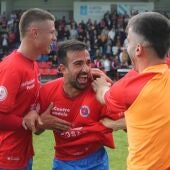 Labrada, Gabi Sanín e Champi celebrando clasifiación para play off ascenso