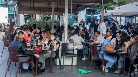 Imagen de archivo de personas en una terraza de un bar Imagen de archivo de personas en una terraza de un bar