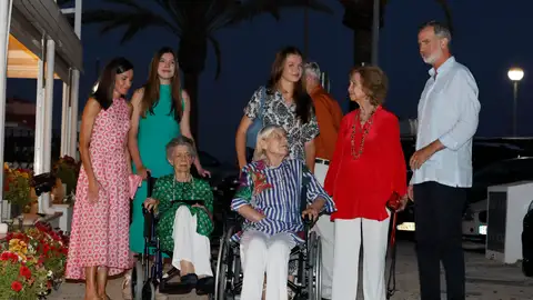 El rey Felipe VI (d) y la reina Letizia (i), acompañados por sus hijas la princesa Leonor (3d) y la infanta Sofía (2i), la reina emérita doña Sofía (2d), y su hermana Irene de Grecia (3i), cenan esta noche en el restaurante Mia, en el Portitxol. El rey Felipe VI (d) y la reina Letizia (i), acompañados por sus hijas la princesa Leonor (3d) y la infanta Sofía (2i), la reina emérita doña Sofía (2d), y su hermana Irene de Grecia (3i), cenan esta noche en el restaurante Mia, en el Portitxol.