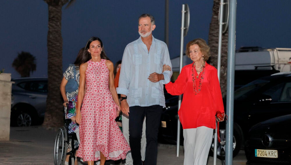 El rey Felipe VI (c) y la reina Letizia (i), acompañados por la reina emérita doña Sofía (d), cenan esta noche en el restaurante Mia, en el Portitxol, hoy domingo en Palma de Mallorca. 