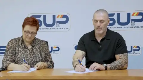 Momento de la firma del acuerdo entre Desokupa y el Sindicato Unificado de Policía Momento de la firma del acuerdo entre Desokupa y el Sindicato Unificado de Policía