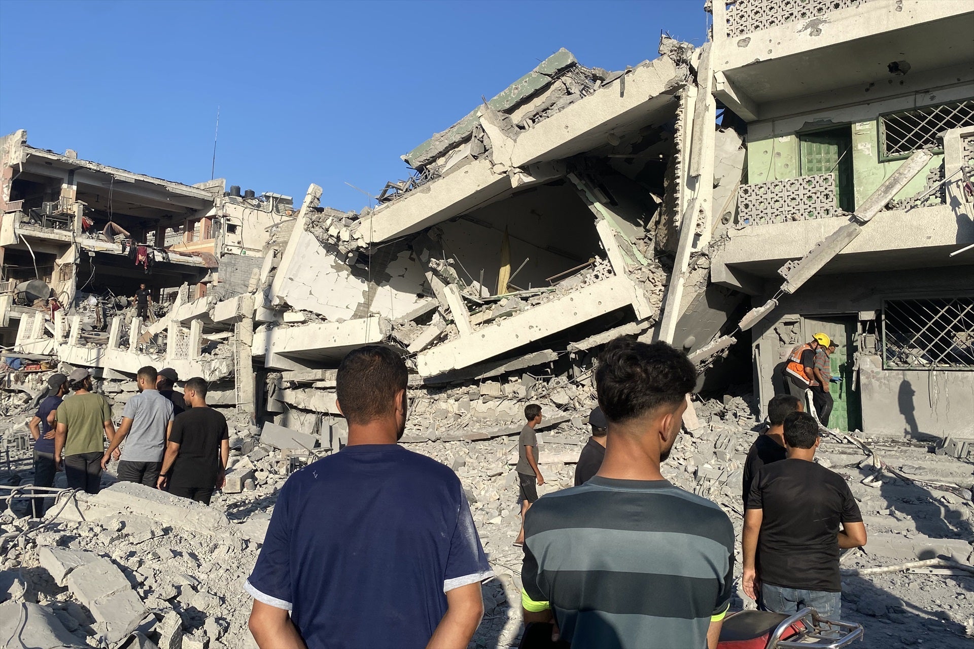 Ascienden a 17 los muertos y a 60 los heridos tras un ataque israelí contra dos escuelas de ciudad de Gaza Ascienden a 17 los muertos y a 60 los heridos tras un ataque israelí contra dos escuelas de ciudad de Gaza