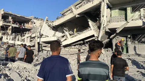 Imagen de varias personas mirando las ruinas de una escuela en Gaza tras un bombardeo Ascienden a 17 los muertos y a 60 los heridos tras un ataque israelí contra dos escuelas de ciudad de Gaza