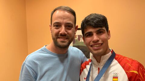 Carlos Alcaraz, con Ra&uacute;l Granado en Par&iacute;s 2024.