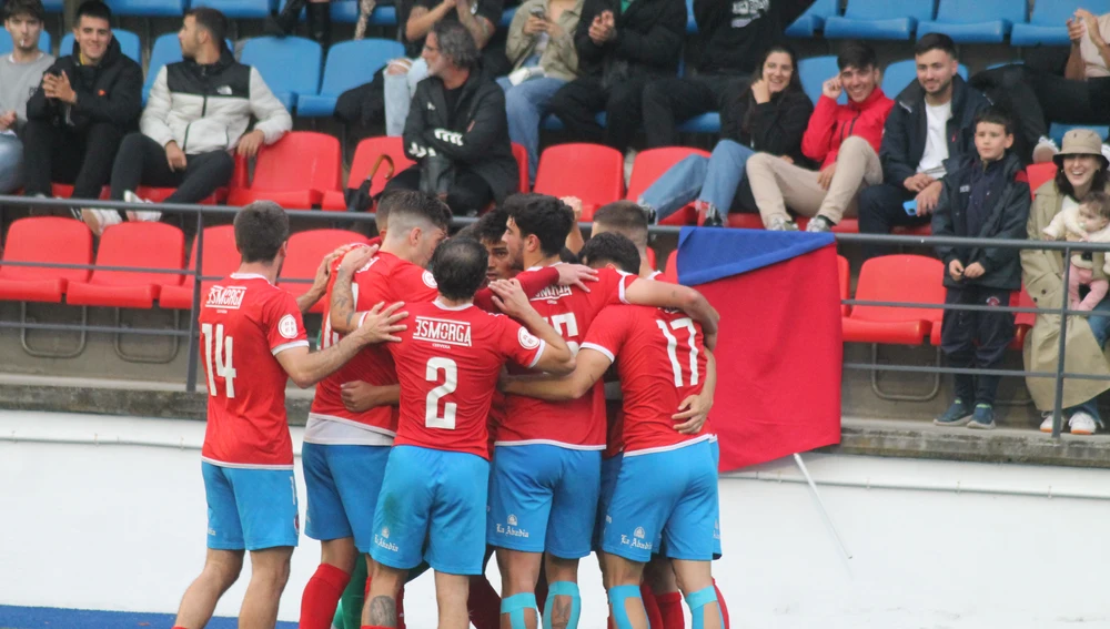 Os xogadores do Ourense celebran un gol no Couto Os xogadores do Ourense celebran un gol no Couto