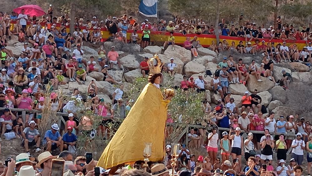 Imagen de la Virgen de las Nieves saliendo de su santuario de Hondón de las Nieves.