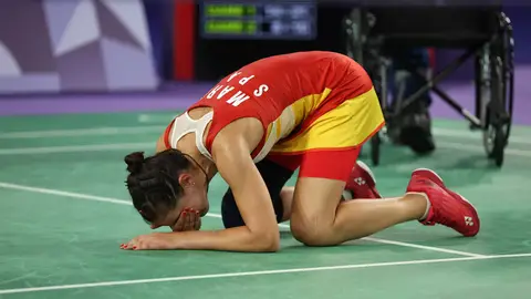 La jugadora española Carolina Marín llora tras retirarse, debido a una lesión, de su partido de semifinales de bádminton Juegos Olímpicos de París 2024: sigue en directo la actuación de los españoles hoy en París
