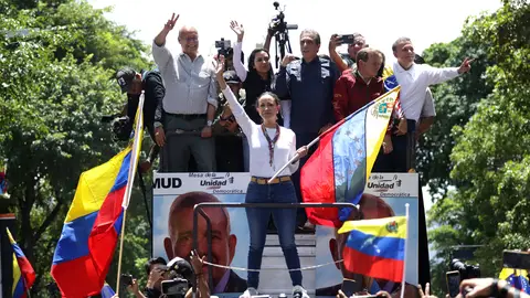 La líder opositora de Venezuela María Corina Machado asiste a una protesta en rechazo a los resultados oficiales de las elecciones presidenciales La oposición venezolana denuncia que "sujetos armados" intentan secuestrar a un miembro de su equipo
