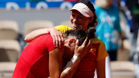 Las españolas Cristina Bucsa (d) y Sara Sorribes (i) celebran tras ganar a las checas Karolina Muchova y Linda Noskova en el partido por la medalla de bronce de dobles femenino de los Juegos Olímpicos París 2024 que celebra, este domingo, en la capital gala. Las españolas Cristina Bucsa (d) y Sara Sorribes (i) celebran tras ganar a las checas Karolina Muchova y Linda Noskova en el partido por la medalla de bronce de dobles femenino de los Juegos Olímpicos París 2024 que celebra, este domingo, en la capital gala.