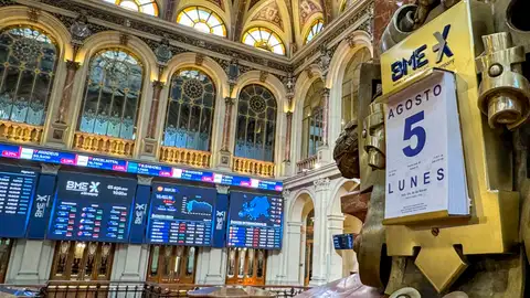 La Bolsa española cayó el 2,87 % en la apertura de este lunes y se situó por debajo de los 10.400 puntos, en una nueva sesión negativa para los mercados, que se ven afectados por el miedo a que EE. UU. entre en recesión. La Bolsa española cayó el 2,87 % en la apertura de este lunes y se situó por debajo de los 10.400 puntos, en una nueva sesión negativa para los mercados, que se ven afectados por el miedo a que EE. UU. entre en recesión.