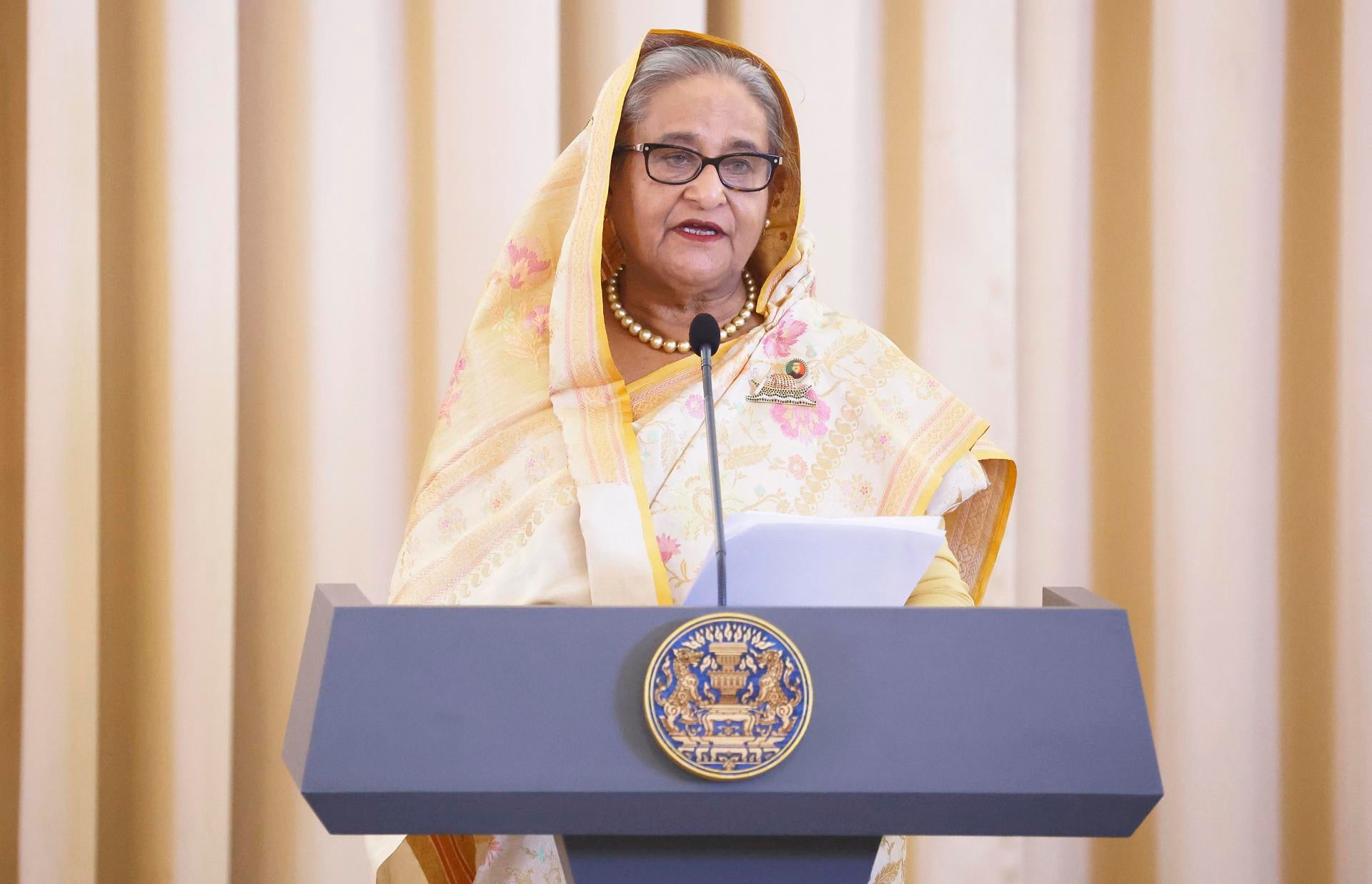 La primera ministra de Bangladés dimite y abandona el país tras las protestas La primera ministra de Bangladés dimite y abandona el país tras las protestas