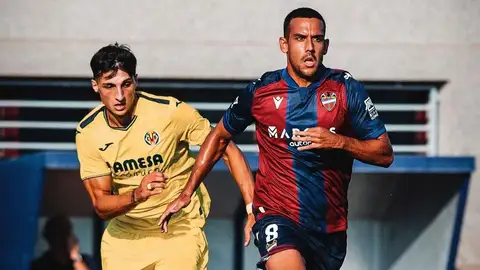 Ángel Algobia frente al Villarreal B Ángel Algobia frente al Villarreal B