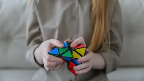 Las personas más inteligentes suelen usar estas 12 frases mujer juega con un cubo de rubik