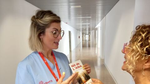 Paqui Puerta con el tr&iacute;ptico de este a&ntilde;o