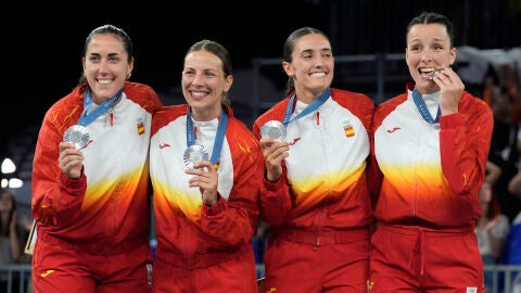 Las jugadoras de la selecci&oacute;n espa&ntilde;ola de baloncesto 3x3 celebran su medalla de plata en los Juegos Ol&iacute;mpicos