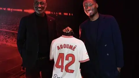 Agoumé la temporada pasada posando con su nuevo equipo Agoumé la temporada pasada posando con su nuevo equipo