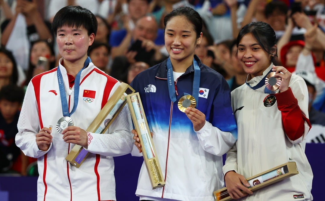 El bonito gesto de He Bing Jiao hacia Carolina Marín en la entrega de medallas de la final de bádminton El bonito gesto de He Bing Jiao hacia Carolina Marín en la entrega de medallas de la final de bádminton