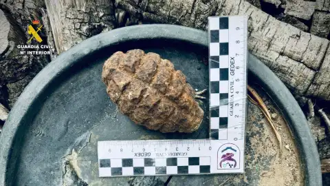 La Guardia Civil detona una granada de mano de la Guerra civil hallada en una vivienda en Abertura La Guardia Civil detona una granada de mano de la Guerra civil hallada en una vivienda en Abertura