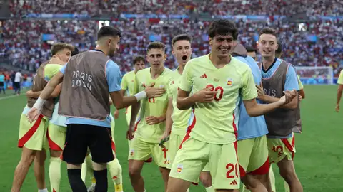 El defensa español Juanlu (2d) celebra tras anotar el 1-2 ante Marruecos durante el partido de semifinal de fútbol. El defensa español Juanlu (2d) celebra tras anotar el 1-2 ante Marruecos durante el partido de semifinal de fútbol.