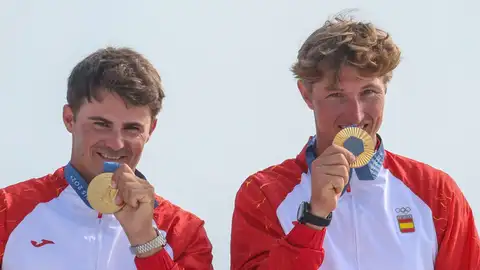 Diego Botín y Florian Trittel ganaron la medalla de oro en la clase 49er de los Juegos Olímpicos de París, tras quedar también primeros en la 'Medal Race'. Diego Botín y Florian Trittel ganaron la medalla de oro en la clase 49er de los Juegos Olímpicos de París, tras quedar también primeros en la 'Medal Race'.