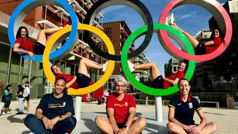 Jugadoras y cuerpo técnico de España Jugadoras y cuerpo técnico de España