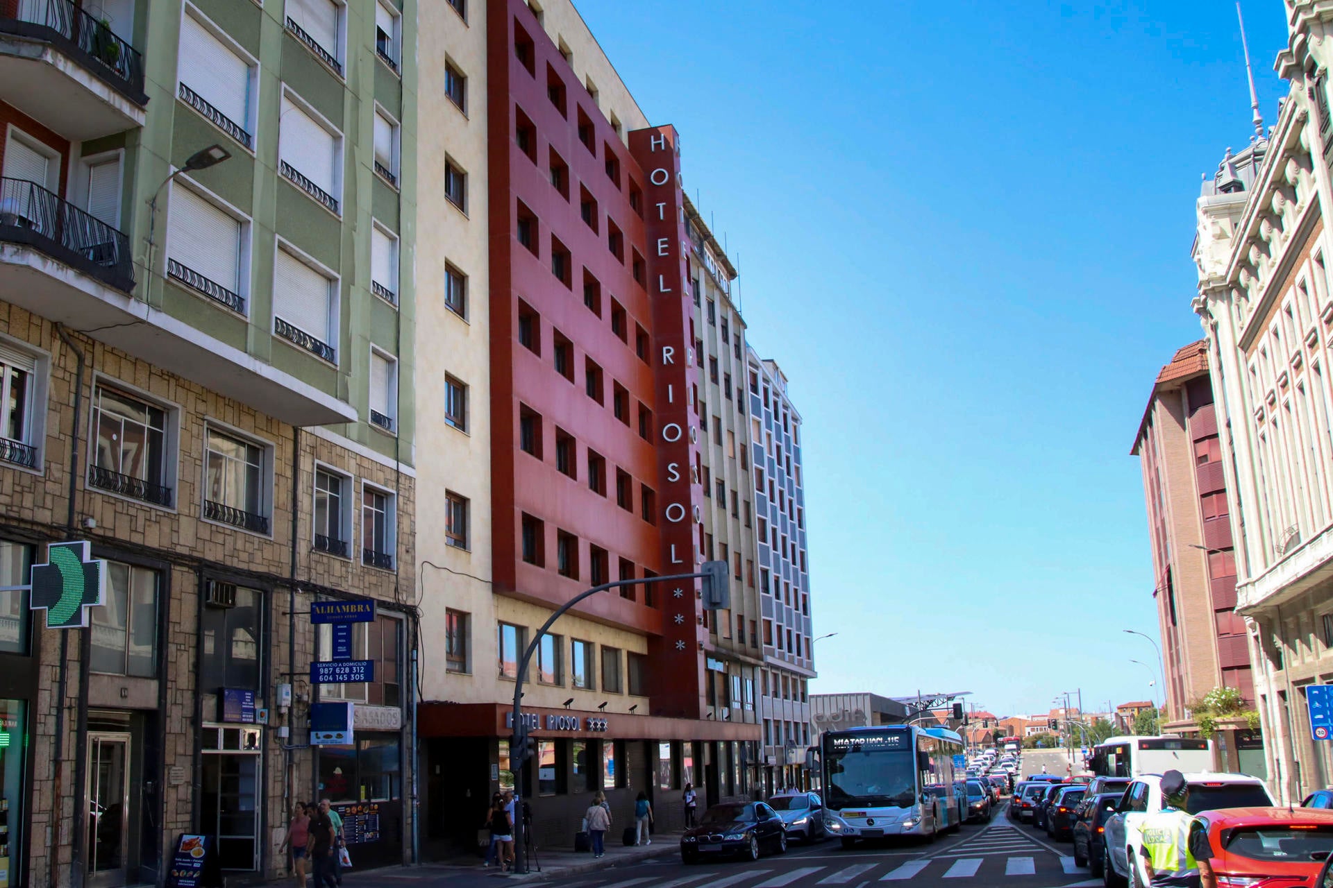 Muere un matrimonio al precipitarse al vacío desde la planta sexta de un hotel en León Muere un matrimonio al precipitarse al vacío desde la planta sexta de un hotel en León