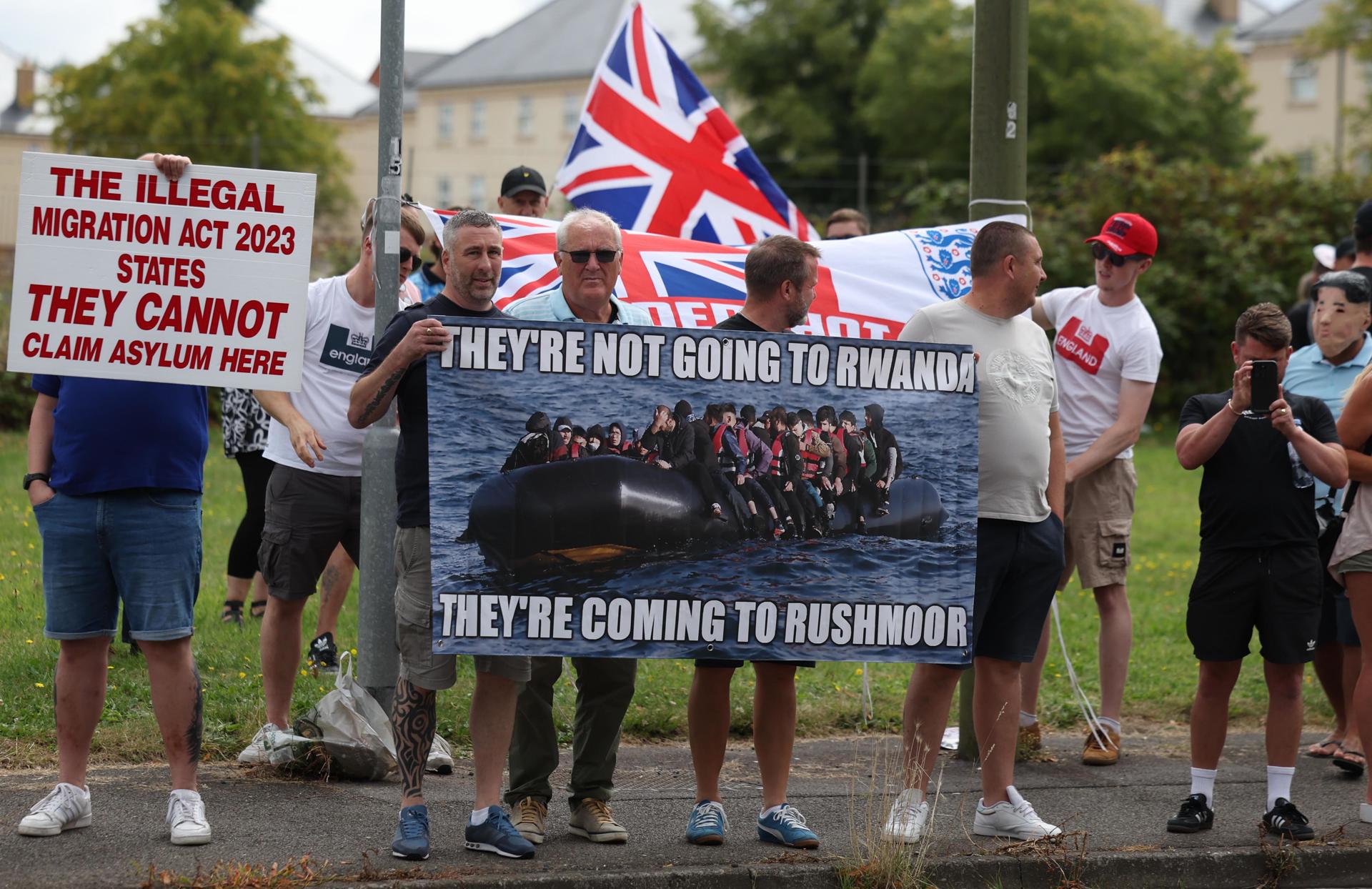 El Gobierno británico convoca una reunión de emergencia por las protestas ultraderechistas del fin de semana El Gobierno británico convoca una reunión de emergencia por las protestas ultraderechistas del fin de semana