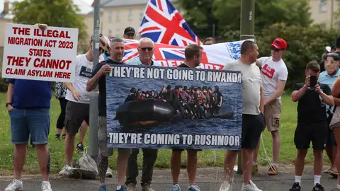 Manifestantes anti-inmigración frente al Potters International Hotel, hogar de personas inmigrantes Manifestantes anti-inmigración frente al Potters International Hotel, hogar de personas inmigrantes