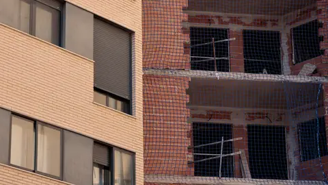 Detalle de un edificio de viviendas nuevo y uno en construcción en Valencia. Detalle de un edificio de viviendas nuevo y uno en construcción en Valencia.