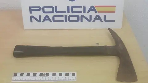 Tras agredor a su pareja la persiguió por la calle amenazándola con esta piqueta Tras agredor a su pareja la persiguió por la calle amenazándola con esta piqueta