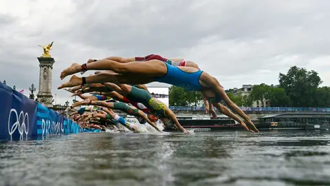 Varias triatletas, lanzándose al Sena Varias triatletas, lanzándose al Sena