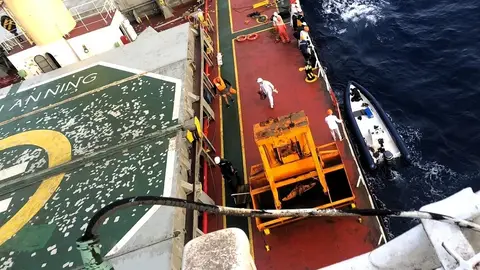 Imagen de la embarcación junto al buque que rescató a los 3 tripulantes a casi 600 kilómetros al sur de El Hierro Imagen de la embarcación junto al buque que rescató a los 3 tripulantes a casi 600 kilómetros al sur de El Hierro