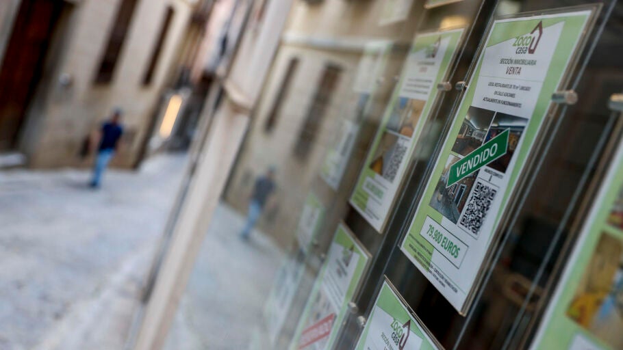 Imagen de archivo de carteles de compraventa de viviendas en una inmobiliaria. 