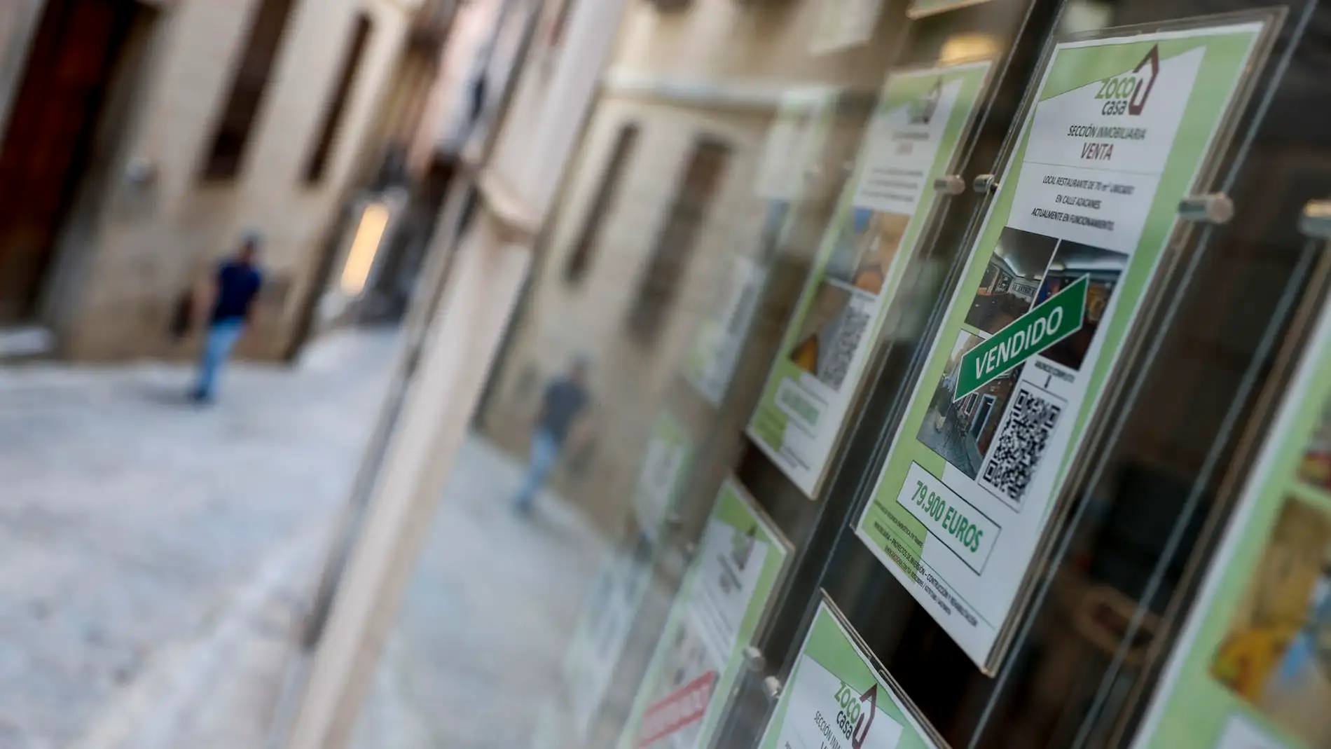 Imagen de archivo de carteles de compraventa de viviendas en una inmobiliaria. Imagen de archivo de carteles de compraventa de viviendas en una inmobiliaria.