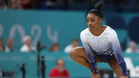 Simone Biles subiendo a la barra tras caerse durante su participación en la final femenina de barra de equilibrio Simone Biles subiendo a la barra tras caerse durante su participación en la final femenina de barra de equilibrio