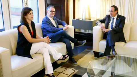 El presidente del Parlament, Josep Rull (d), ha recibido a los portavoces de ERC, Josep Maria Jové (c) y Marta Vilalta (i), en el marco de la ronda de consultas con los líderes parlamentarios previa al debate de investidura del socialista Salvador Illa como nuevo presidente catalán. El presidente del Parlament, Josep Rull (d), ha recibido a los portavoces de ERC, Josep Maria Jové (c) y Marta Vilalta (i), en el marco de la ronda de consultas con los líderes parlamentarios previa al debate de investidura del socialista Salvador Illa como nuevo presidente catalán.