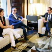 El presidente del Parlament, Josep Rull (d), ha recibido a los portavoces de ERC, Josep Maria Jové (c) y Marta Vilalta (i), en el marco de la ronda de consultas con los líderes parlamentarios previa al debate de investidura del socialista Salvador Illa como nuevo presidente catalán.