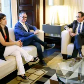 El presidente del Parlament, Josep Rull (d), ha recibido a los portavoces de ERC, Josep Maria Jové (c) y Marta Vilalta (i), en el marco de la ronda de consultas con los líderes parlamentarios previa al debate de investidura del socialista Salvador Illa como nuevo presidente catalán. El presidente del Parlament, Josep Rull (d), ha recibido a los portavoces de ERC, Josep Maria Jové (c) y Marta Vilalta (i), en el marco de la ronda de consultas con los líderes parlamentarios previa al debate de investidura del socialista Salvador Illa como nuevo presidente catalán.