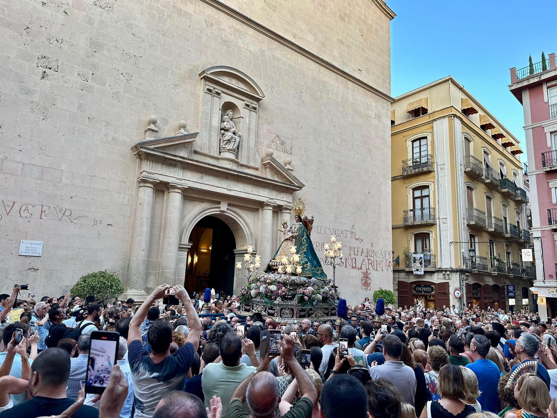 Una petalada multicolor y 21 Salvas de Ordenanza saludan la salida de la procesión de la Patrona de Alicante Una petalada multicolor y 21 Salvas de Ordenanza saludan la salida de la procesión de la Patrona de Alicante
