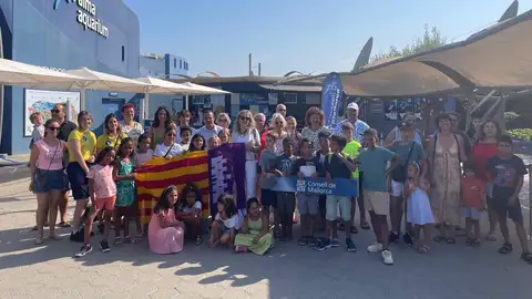 Los niños saharauis y las familias de acogida del programa 'Vacances en Pau' en el Palma Aquarium. Los niños saharauis y las familias de acogida del programa 'Vacances en Pau' en el Palma Aquarium.