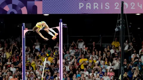 El atleta sueco Armand Duplantis consigue la medalla de oro y un nuevo récord del mundo en la final masculina de salto con pértiga El sueco Armand Duplantis bate el récord del mundo de pértiga con 6,25