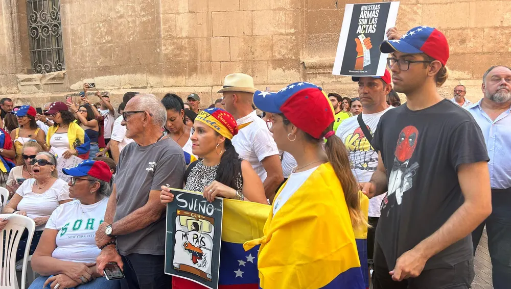 Concentración en Elche en agosto de 2024 contra el "fraude electoral" en Venezuela. Concentración en Elche en agosto de 2024 contra el "fraude electoral" en Venezuela.