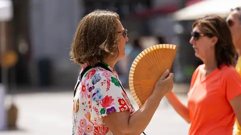 Mujer abanicándose en Mallorca Mujer abanicándose en Mallorca