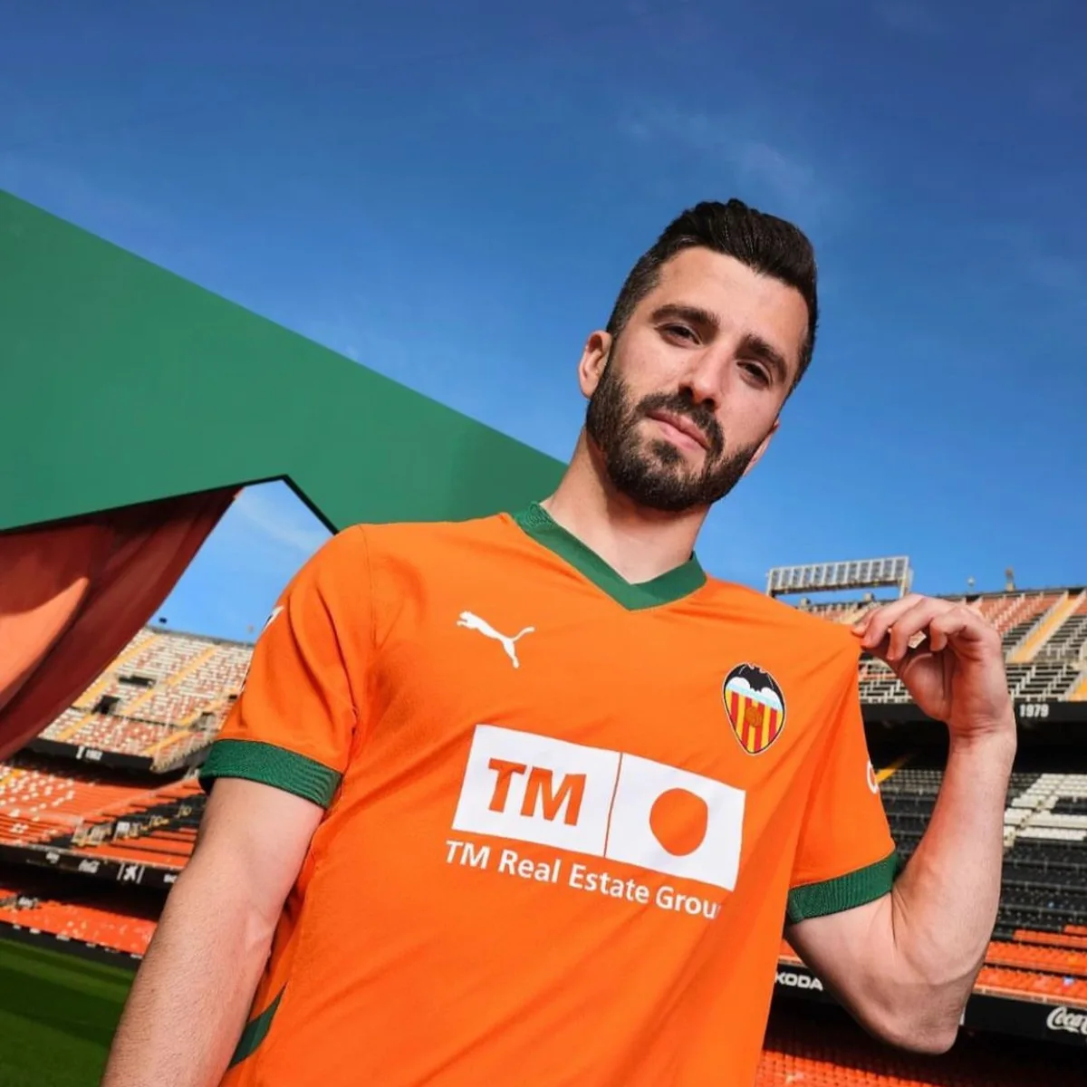 El Valencia CF presenta la tercera equipación para la temporada 2024-25 | Onda Cero Radio