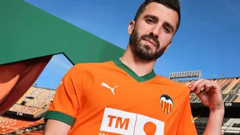 Gayà posando con la nueva equipación Gayà posando con la nueva equipación