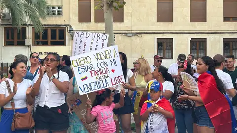 Concentración en Elche en agosto de 2024 contra el "fraude electoral" en Venezuela. Concentración en Elche en agosto de 2024 contra el "fraude electoral" en Venezuela.