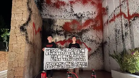 Activistas de Futuro Vegetal arrojan pintura a la vivienda de Messi en Ibiza Activistas de Futuro Vegetal arrojan pintura a la vivienda de Messi en Ibiza