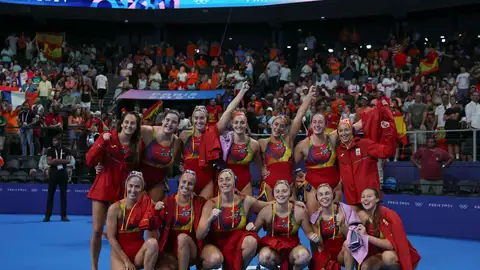 Jugadoras de la selección de waterpolo celebran su victoria ante Canadá al finalizar el partido de cuartos de final de waterpolo. Jugadoras de la selección de waterpolo celebran su victoria ante Canadá al finalizar el partido de cuartos de final de waterpolo.