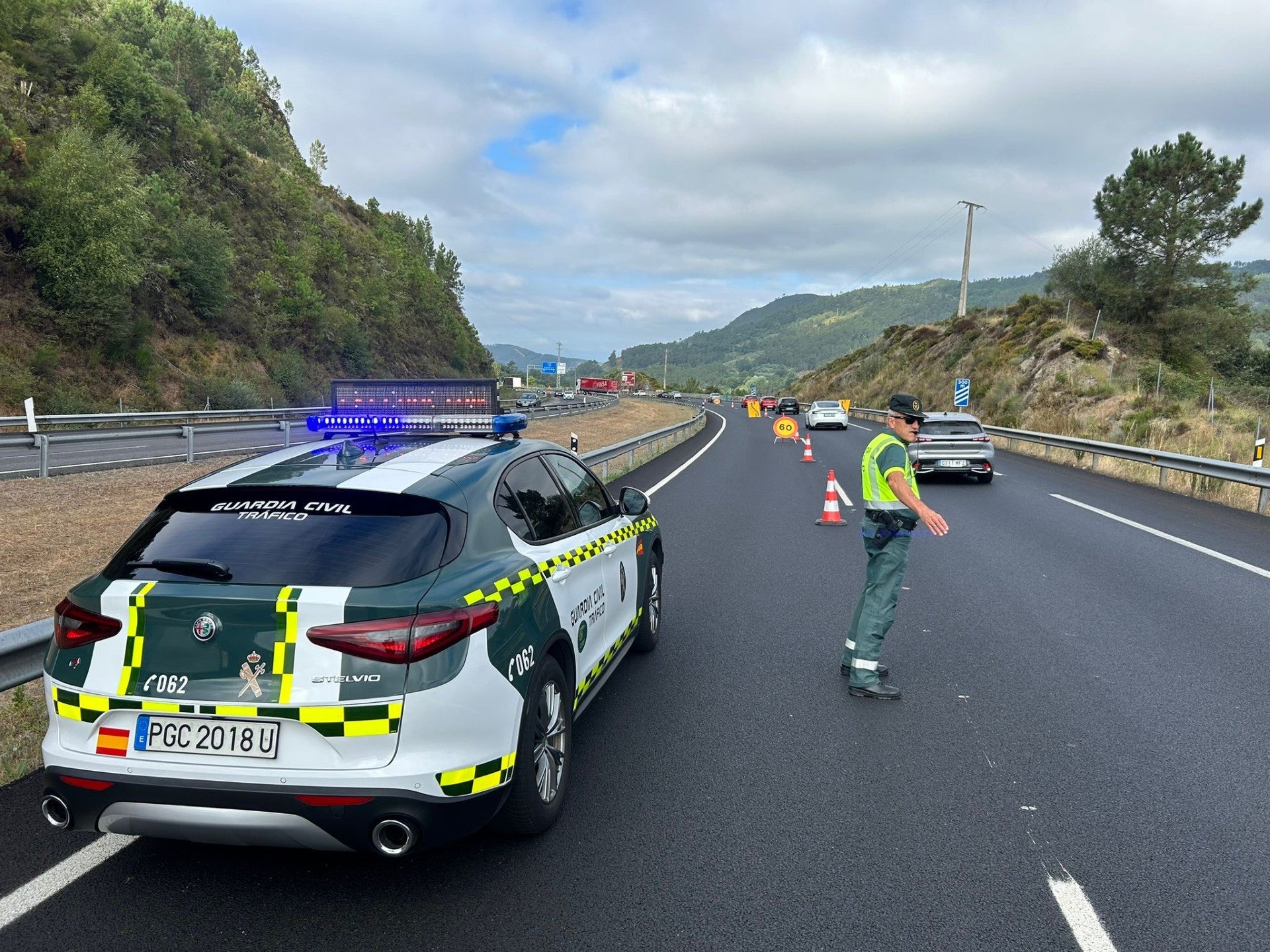 Retencións de ata 15 minutos nas entradas a ourense Retencións de ata 15 minutos nas entradas a ourense