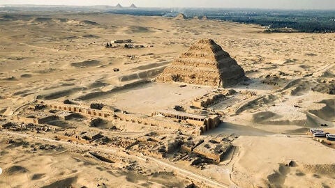 Pirámide escalonada de Zoser en la necrópolis de Saqqara (Egipto)